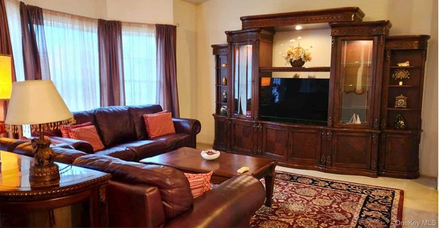 512 Narragansett Villas Drive, Lindenhurst, NY 11757