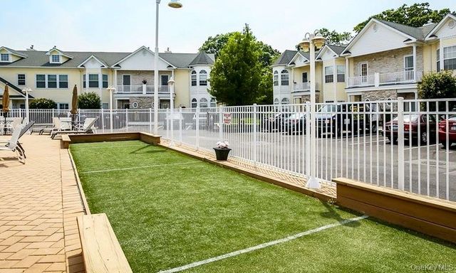 512 Narragansett Villas Drive, Lindenhurst, NY 11757