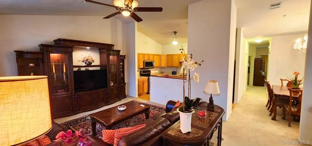 512 Narragansett Villas Drive, Lindenhurst, NY 11757