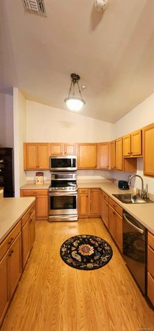 512 Narragansett Villas Drive, Lindenhurst, NY 11757