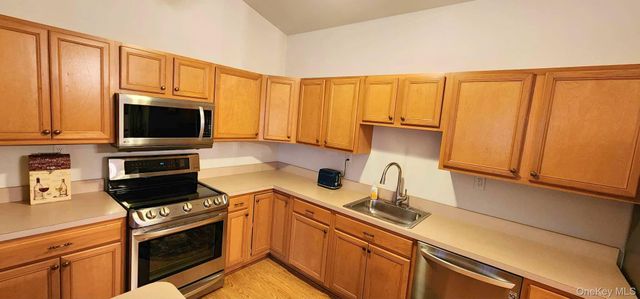 512 Narragansett Villas Drive, Lindenhurst, NY 11757