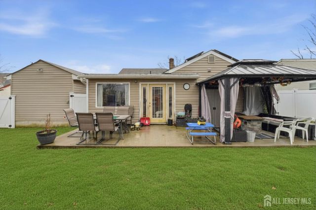 27 Glenville Road, Edison, NJ 08817