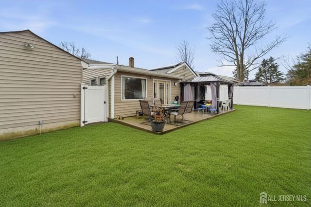 27 Glenville Road, Edison, NJ 08817