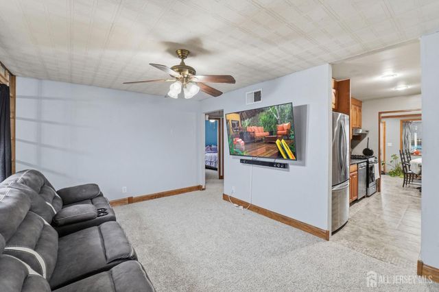 27 Glenville Road, Edison, NJ 08817