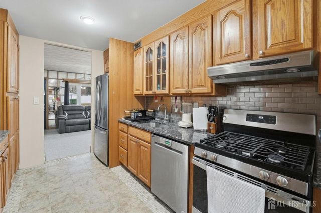 27 Glenville Road, Edison, NJ 08817