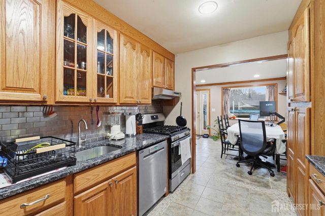 27 Glenville Road, Edison, NJ 08817