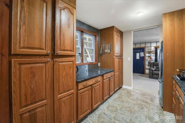 27 Glenville Road, Edison, NJ 08817