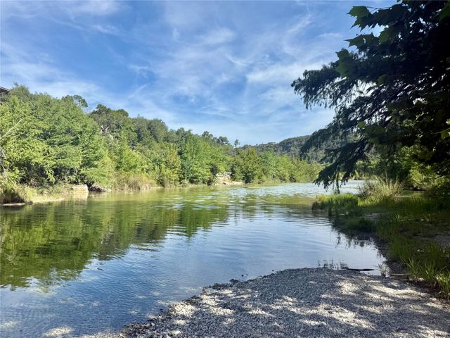 2 Meridian DR, Wimberley, TX 78676