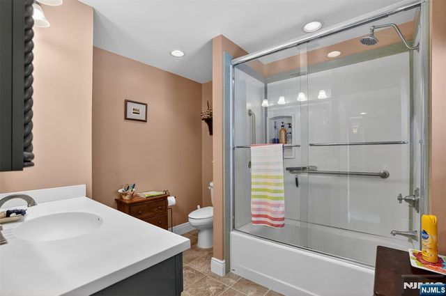 40 Cedar Street, Bloomingdale, NJ 07403