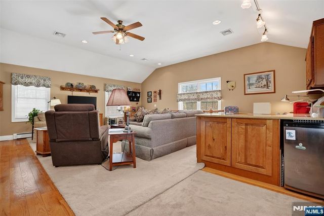 40 Cedar Street, Bloomingdale, NJ 07403