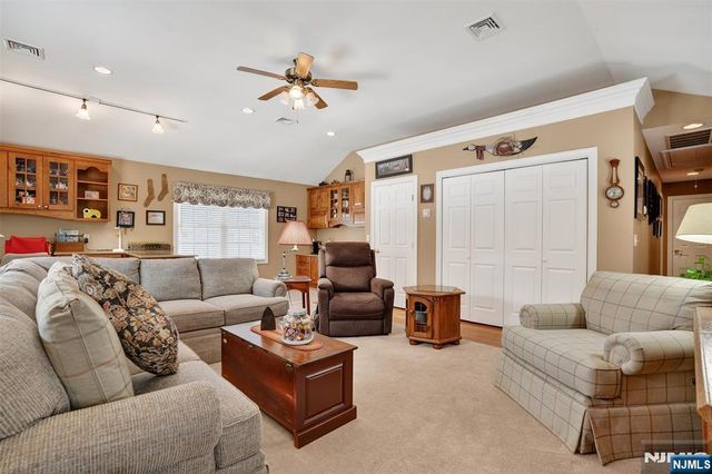 40 Cedar Street, Bloomingdale, NJ 07403