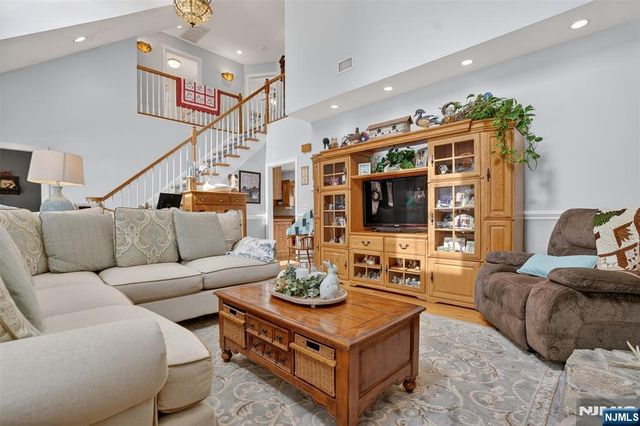 40 Cedar Street, Bloomingdale, NJ 07403