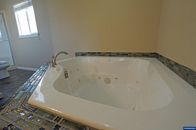 2305 Mosswood Ct S, Salem, OR 97306