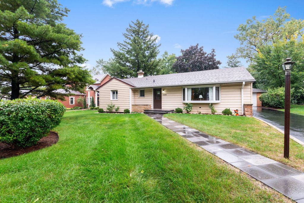 209 N Richmond Avenue, Clarendon Hills, IL 60514 — exterior