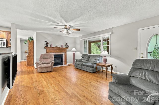 6 Cisco Road, Asheville, NC 28805