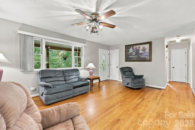 6 Cisco Road, Asheville, NC 28805