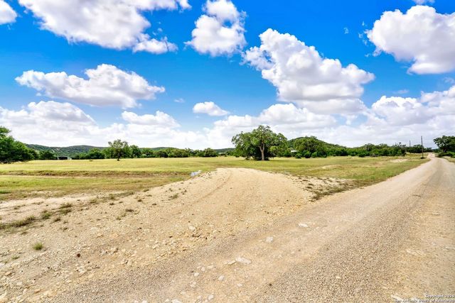 461 Royal Ridge, Bandera, TX 78003