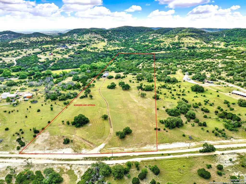 461 Royal Ridge, Bandera, TX 78003