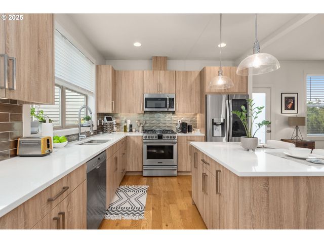 5475 N BOWDOIN St A, Portland, OR 97203