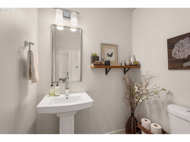 5475 N BOWDOIN St A, Portland, OR 97203