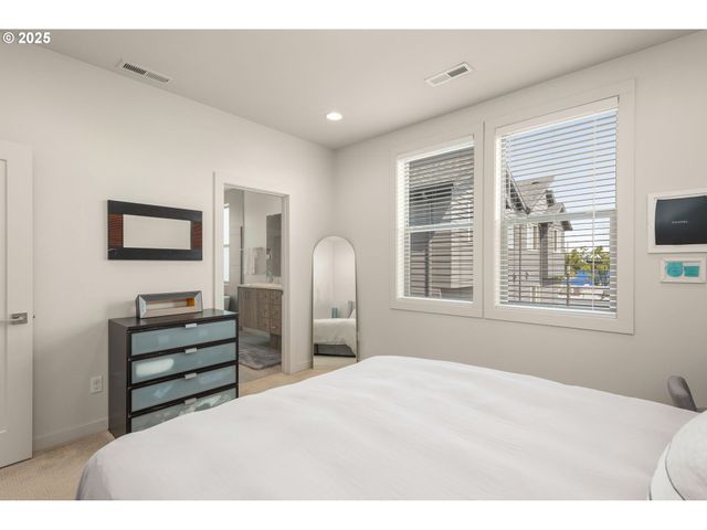 5475 N BOWDOIN St A, Portland, OR 97203