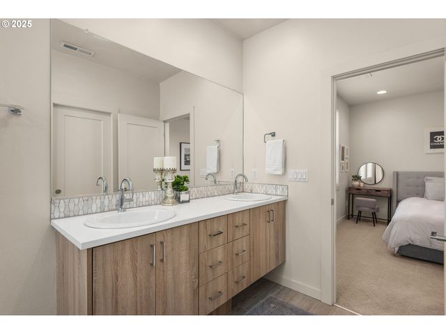 5475 N BOWDOIN St A, Portland, OR 97203