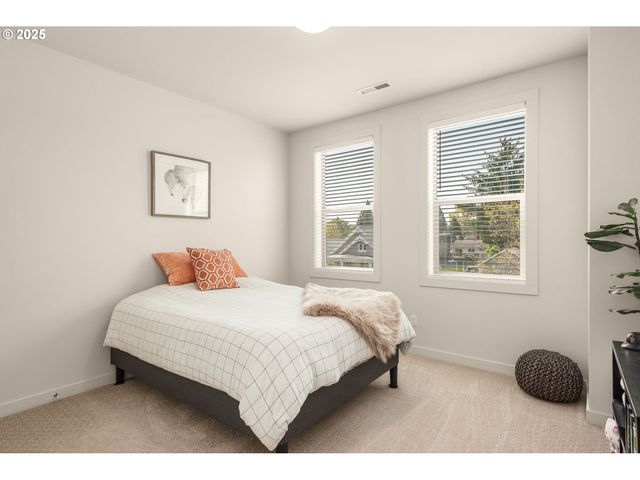 5475 N BOWDOIN St A, Portland, OR 97203