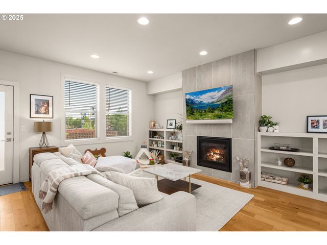 5475 N BOWDOIN St A, Portland, OR 97203