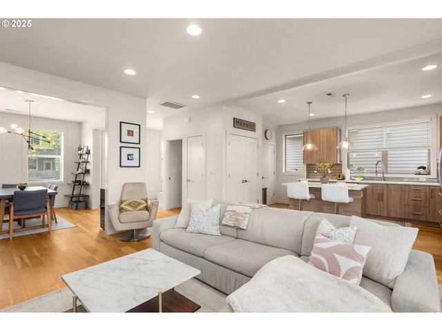 5475 N BOWDOIN St A, Portland, OR 97203