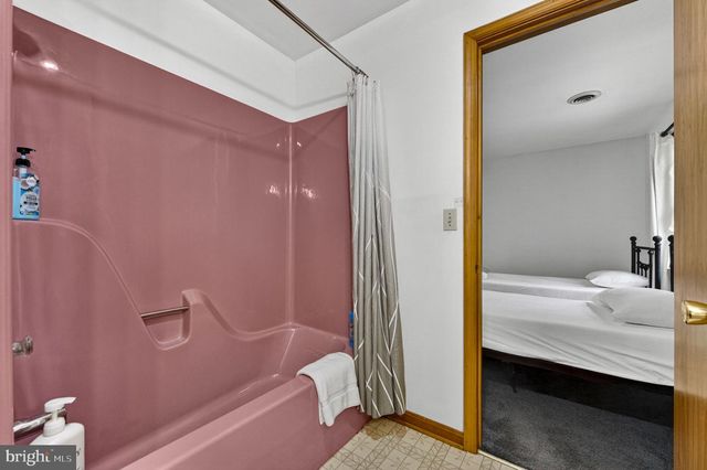 132 BOBCAT DR, Berkeley Springs, WV 25411