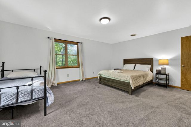 132 BOBCAT DR, Berkeley Springs, WV 25411