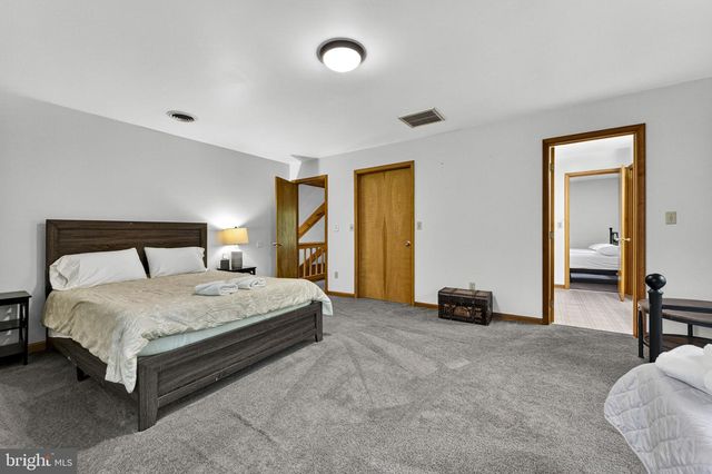 132 BOBCAT DR, Berkeley Springs, WV 25411