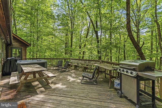 132 BOBCAT DR, Berkeley Springs, WV 25411