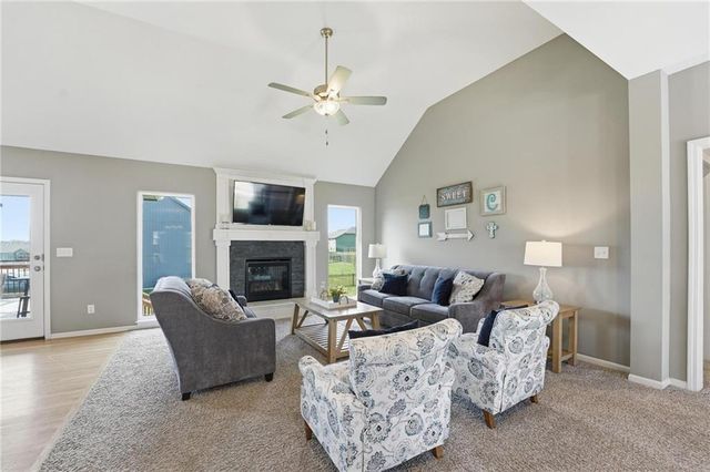 10202 N Quincy Avenue, Kansas City, MO 64156