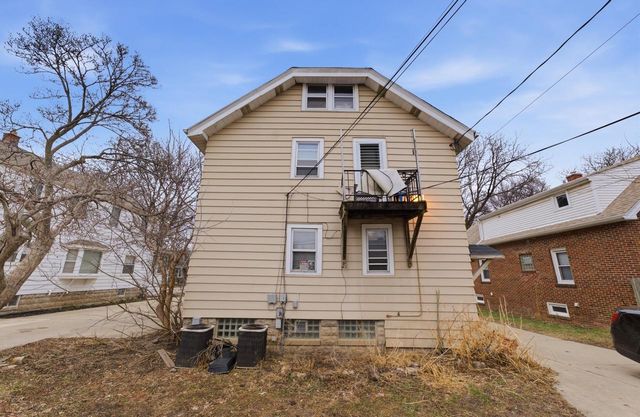 2225 S 82nd STREET, West Allis, WI 53219