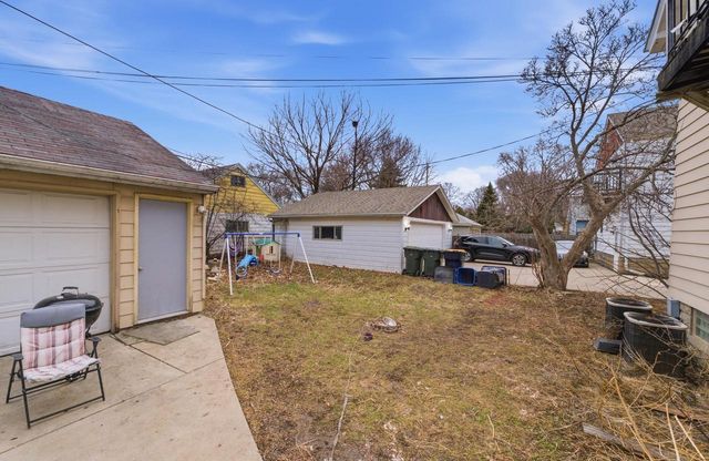 2225 S 82nd STREET, West Allis, WI 53219