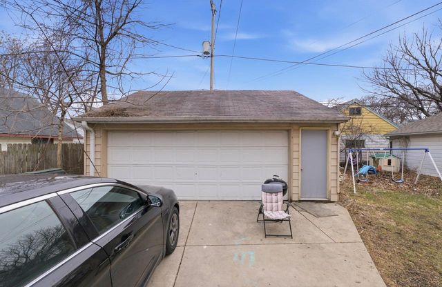 2225 S 82nd STREET, West Allis, WI 53219