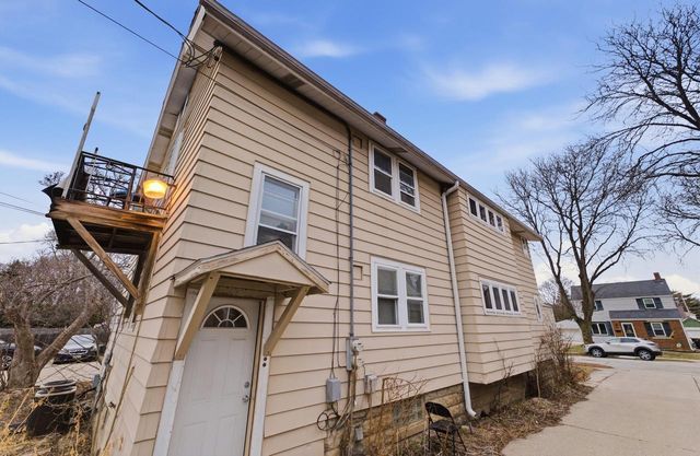 2225 S 82nd STREET, West Allis, WI 53219