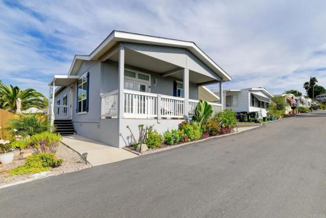 718 Sycamore 14, Vista, CA 92083