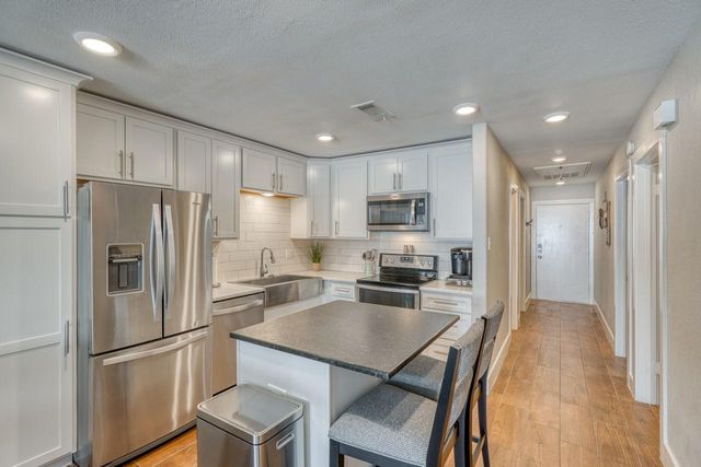 104 Cove E 207, Horseshoe Bay, TX 78657