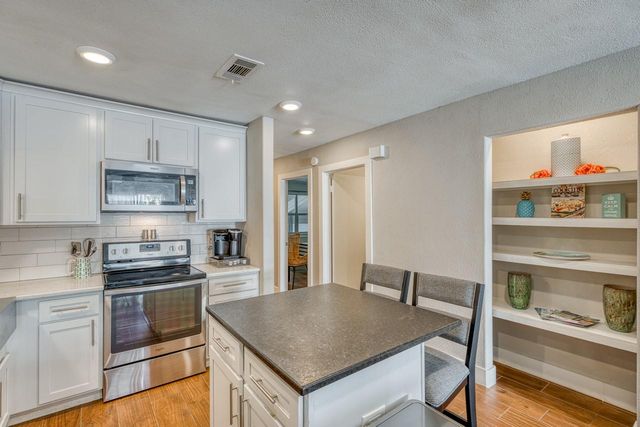 104 Cove E 207, Horseshoe Bay, TX 78657