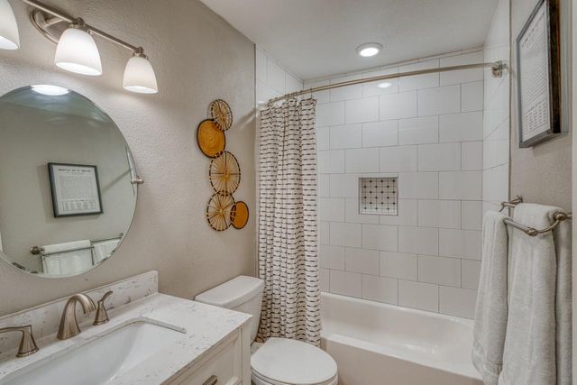 104 Cove E 207, Horseshoe Bay, TX 78657