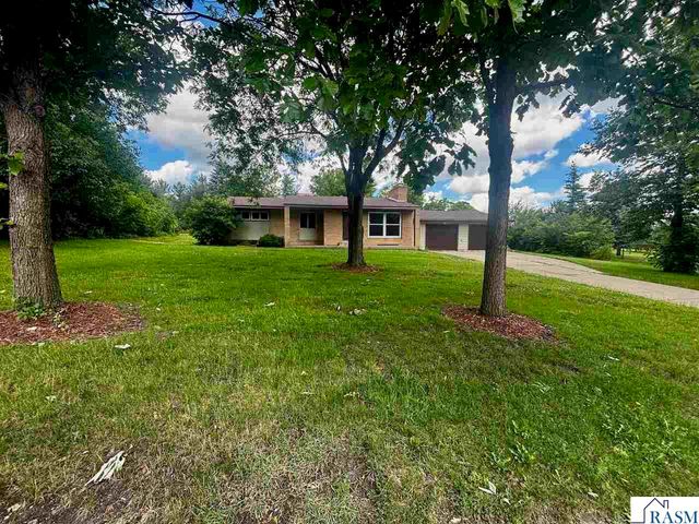 723 Valley View Road, St. Peter, MN 56082