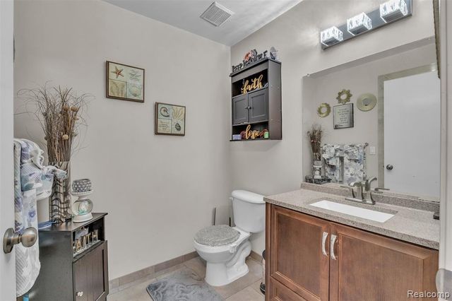 29104 Philadelphia Drive 13, New Baltimore, MI 48051