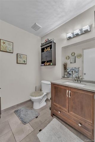 29104 Philadelphia Drive 13, New Baltimore, MI 48051