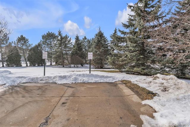 29104 Philadelphia Drive 13, New Baltimore, MI 48051