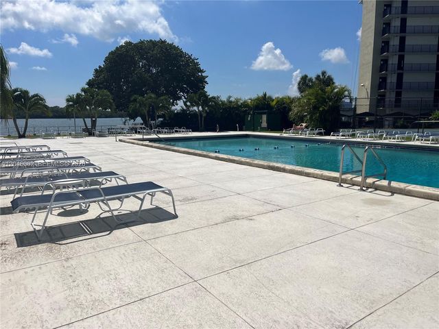 880 NE 69th St 5Q, Miami, FL 33138