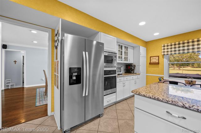 15785 Edgewood Street, Livonia, MI 48154