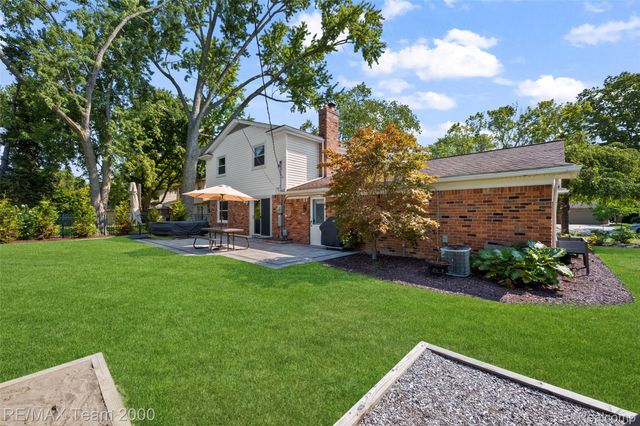 15785 Edgewood Street, Livonia, MI 48154