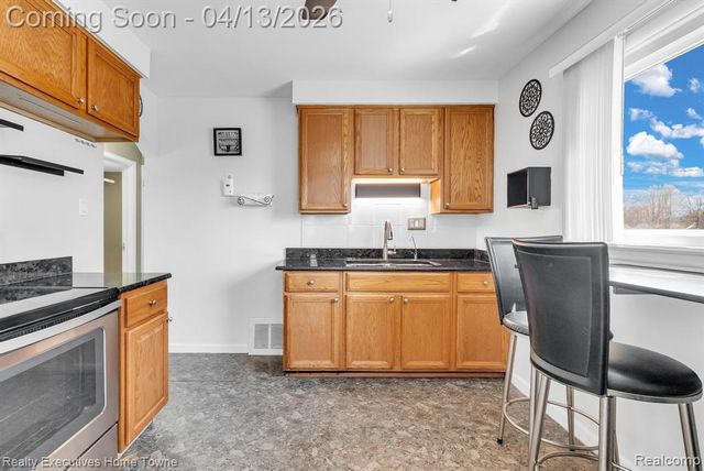 29940 John J Street, Roseville, MI 48066